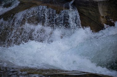 Yaremche Ukrayna 'daki Karpat dağlarında nehir akıntıları
