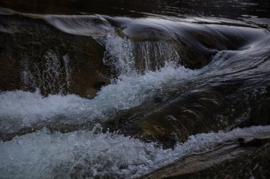 Yaremche Ukrayna 'daki Karpat dağlarında nehir akıntıları