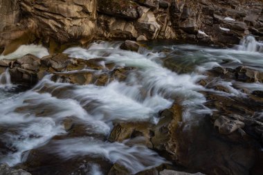 Yaremche Ukrayna 'daki Karpat dağlarında nehir akıntıları