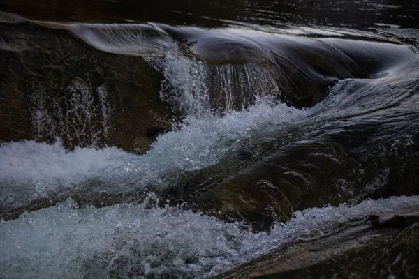 Yaremche Ukrayna 'daki Karpat dağlarında nehir akıntıları