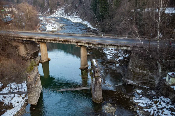 Ukrayna 'nın baharında Yaremche dağlarındaki bir dağ nehri üzerinde köprü.