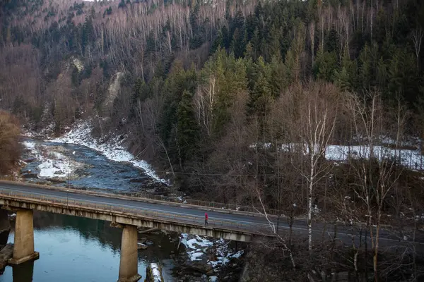 Most Przez Górską Rzekę Górach Jaremcze Wiosną Ukraina — Zdjęcie stockowe