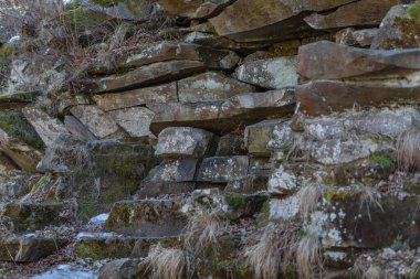İlkbaharın başlarında Yaremche Karpatları 'nın Ukrayna güneşli havasında dağlarda üst üste yığılmış kaya ve taşların taş yapısının görüntüsü