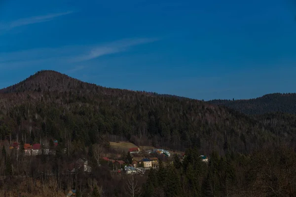 Widok Górę Miasto Yaremche Wobec Błękitnego Nieba Karpat Ukraina — Zdjęcie stockowe