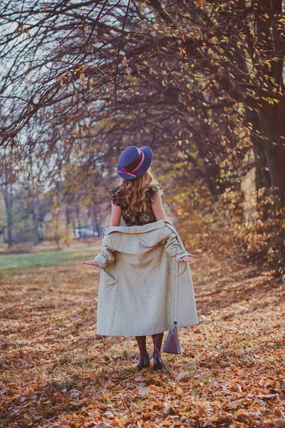 Счастливая Молодая Кудрявая Девушка Одетая Белое Пальто Шляпу Тонком Платье — стоковое фото