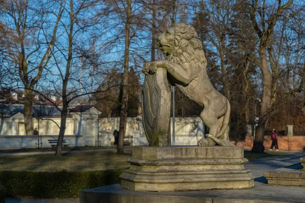 波兰华沙威兰王宫附近 在阳光明媚的天气雕像中 带有盾牌的混凝土狮子雕像在近照中已经年久失修 — 图库照片