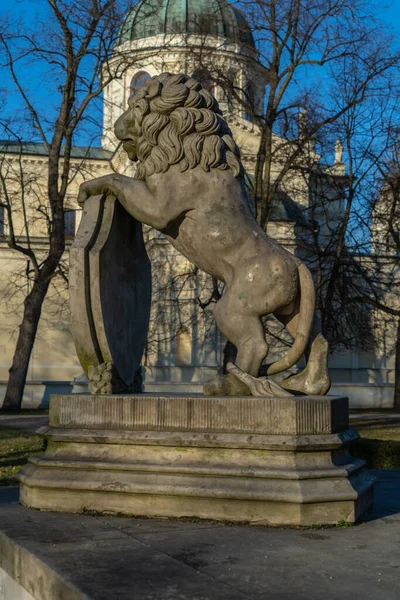 Betong Lejon Staty Med Sköld Piedestal Närbild Soligt Väder Statyn — Stockfoto