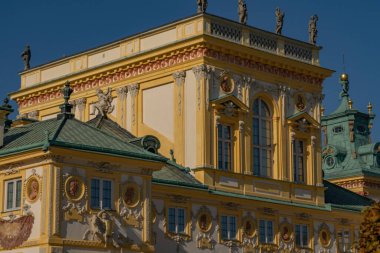 Wilanw bölgesindeki Royal Wilanow Sarayı 'nın güzel manzarası. Varşova' nın arka tarafında. Sonbahar mevsiminde mavi gökyüzünde güneşli bir havada.