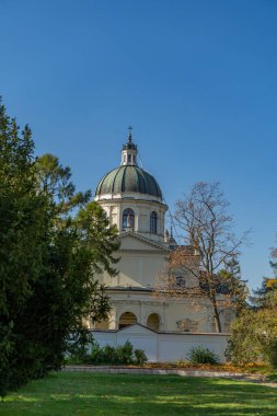 Wilanow Varşova Polonya 'daki güzel St. Anne Kilisesi' nin önünde iki kuleyle çekilen fotoğraf güneşli havada mavi gökyüzüne karşı çekilmiştir.