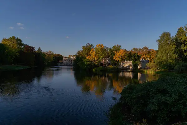 Piękny Jesienny Krajobraz Widokiem Jezioro Żółto Zielone Drzewa Jesienią Tle — Zdjęcie stockowe