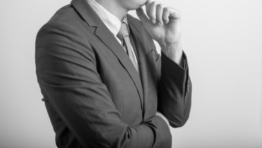 iş adamı geri, izole üzerinde duran modern şık elbiseli