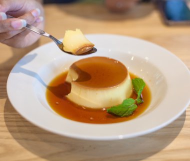 karamel ve nane yaprakları ile lezzetli puding. üzerinde beyaz backg