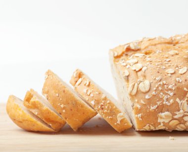 Çavdar ekmeği ve kaba öğütülmüş buğday unu.