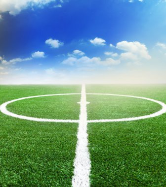 Mavi gökyüzü ile yeşil futbol sahası