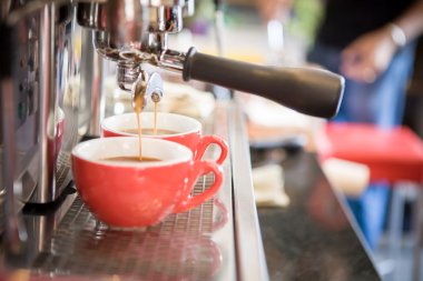 Espresso, kahve makinesinden çıkarma.