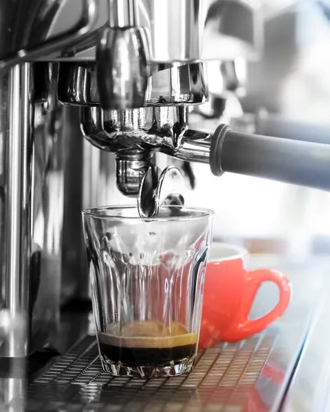 Espresso, extractie uit koffiezetapparaat — Stockfoto