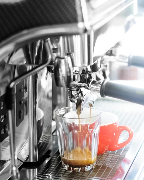 Espresso, extractie uit koffiezetapparaat — Stockfoto