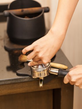 Barista espresso içinde onun coffeeshop hazırlar