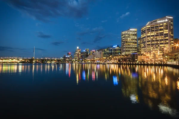 Sydney cbd darling harbour - december 23,2010 nacht scape met ni — Stockfoto