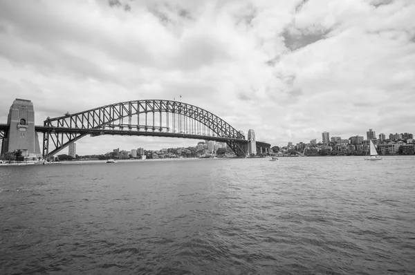 SYDNEY BW- December30,2010: The Sydney Harbour Bridge in Sydney, — Stock Photo, Image