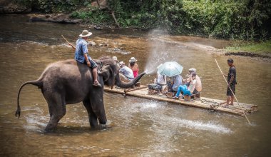 Chiang mai, Tayland - 14 Nisan 2014: filler için su çıkarma 