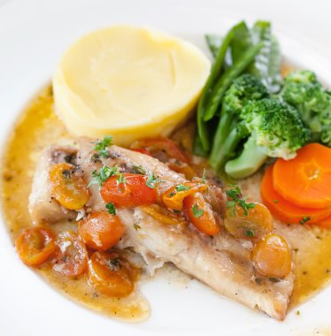 Barbekü fileto balık sebze ve yeşillik ile