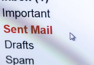 göndermek posta klasörü gösteren monitör ekran