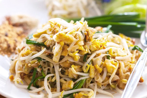 Tajskie jedzenie Pad tajski, Stir smażyć makaron z krewetek — Zdjęcie stockowe