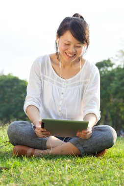 Dijital tablet ile gülümseyen kadın