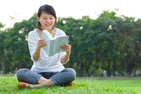 Woman reading book in park — Stock Photo, Image