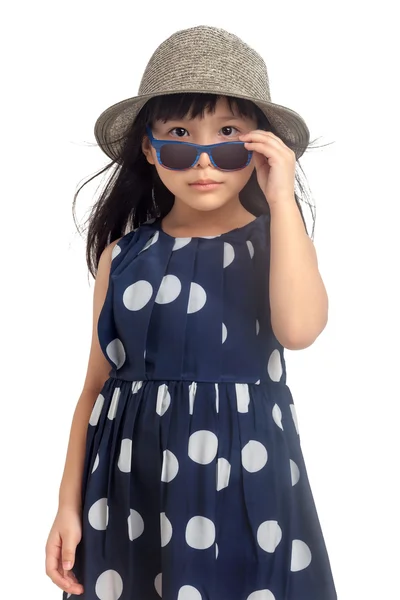 Mode kleines Mädchen mit Sonnenbrille — Stockfoto