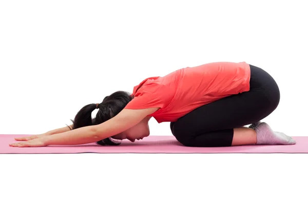 Frau macht Yoga-Kinderpose — Stockfoto