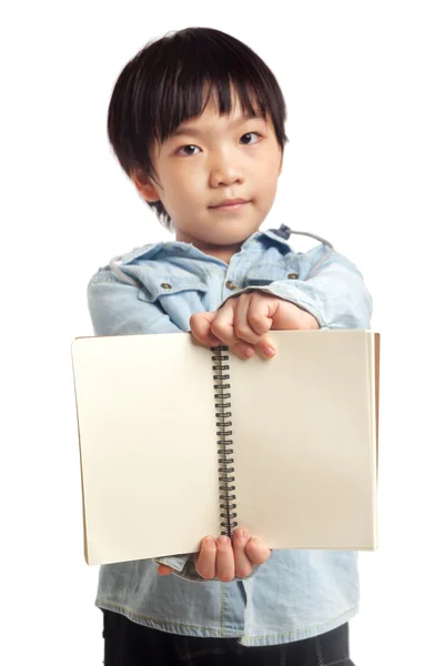 Jongen bedrijf leeg notebook — Stockfoto