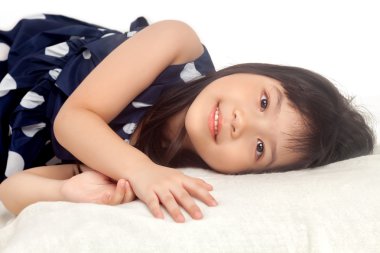 Kızın rahatlatıcı bir gülümseme ile yatakta