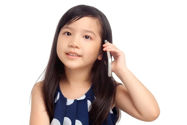 Barn talar på smartphone — Stockfoto