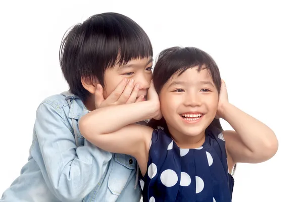 Menino e menina brincando juntos — Fotografia de Stock