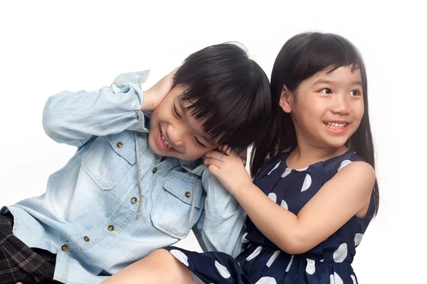 Niños jugando y divirtiéndose —  Fotos de Stock