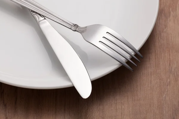 Gabel und Messer auf Teller — Stockfoto