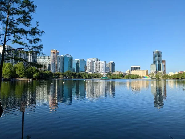 Orlando, Florida 'daki Eola Gölü' nün ortasındaki inanılmaz manzara..