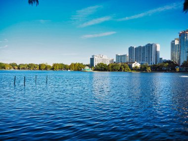 Orlando, Florida şehir merkezindeki Eola Gölü manzarası.