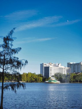 Orlando, Florida şehir merkezindeki Eola Gölü manzarası.