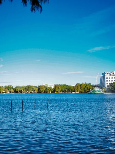 Orlando, Florida şehir merkezindeki Eola Gölü manzarası.