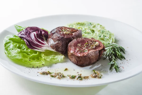 Steaks with lettuce — Stock Photo, Image