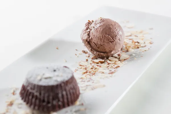ケーキとチョコレートのアイスクリーム — ストック写真
