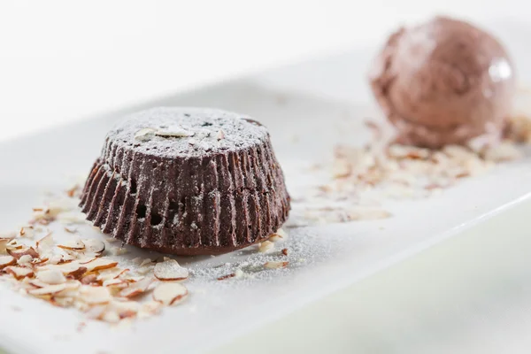 Torta e gelato al cioccolato con mandorle — Foto Stock