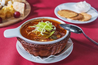 lahana çorbası bir hasır plaka kraker ve ekşi krema