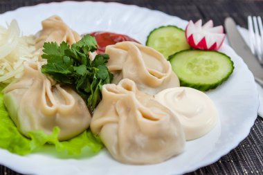 marul, salatalık, turp ve Yeşiller ile mantı