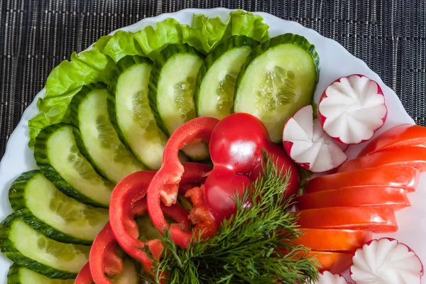 Míchaná zelenina. rajčata, okurky, papriky a ředkvičky — Stock fotografie