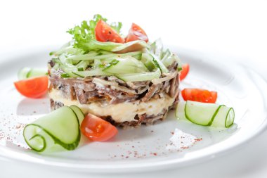 diyet salata salatalık ve domates beyaz zemin üzerine