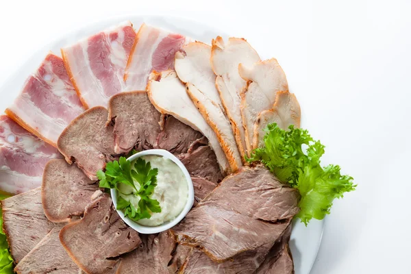 Farklı füme jambon ve domuz pastırması beyaz zemin üzerine marul ile